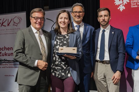 Duc i cueghes dl’Euregio ie unii premiei cun na scincunda: sun la foto Madlen Hackl cun, da man ciancia, Günther Platter, Arno Kompatscher y Simone Marchiori. (Foto: USP/Bernhard Aichner)