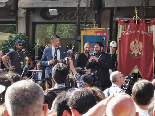 LR Daniel Alfreider und der Koordinator der Stiftung Falcone, Alessandro De Lisi bei der Gedenkveranstaltung in der Via Notarbartolo in Palermo. (Foto: LPA)
