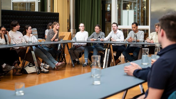 Stipendiatinnen und Stipendiaten der Konrad-Adenauer-Stiftung aus Berlin stellten Landeshauptmann Arno Kompatscher zahlreiche Fragen über die Autonomie.  (Foto: LPA/Fabio Brucculeri)
