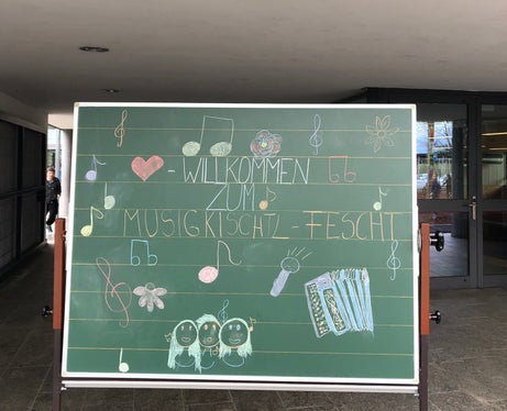 Nello scorso anno scolastico hanno partecipato al progetto XXL sette istituti di tutti i comprensori altoatesini, per un totale di 226 bambine e bambini. Gli incontri con la musica popolare sono stati proposti in 51 scuole dell’Alto Adige, raggiungendo complessivamente 861 scolare e scolari. (Foto: USP/Sezione musica popolare della Direzione provinciale Scuola musicale tedesca e ladina) 