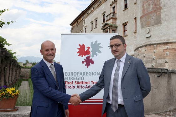 Der Trentiner Landeshauptmann Maurizio Fugatti (r.) gratuliert dem ersten Präsidenten des Euregio-Rats der Gemeinden Paride Gianmoena. (Foto: Presseamt Autonome Provinz Trient)