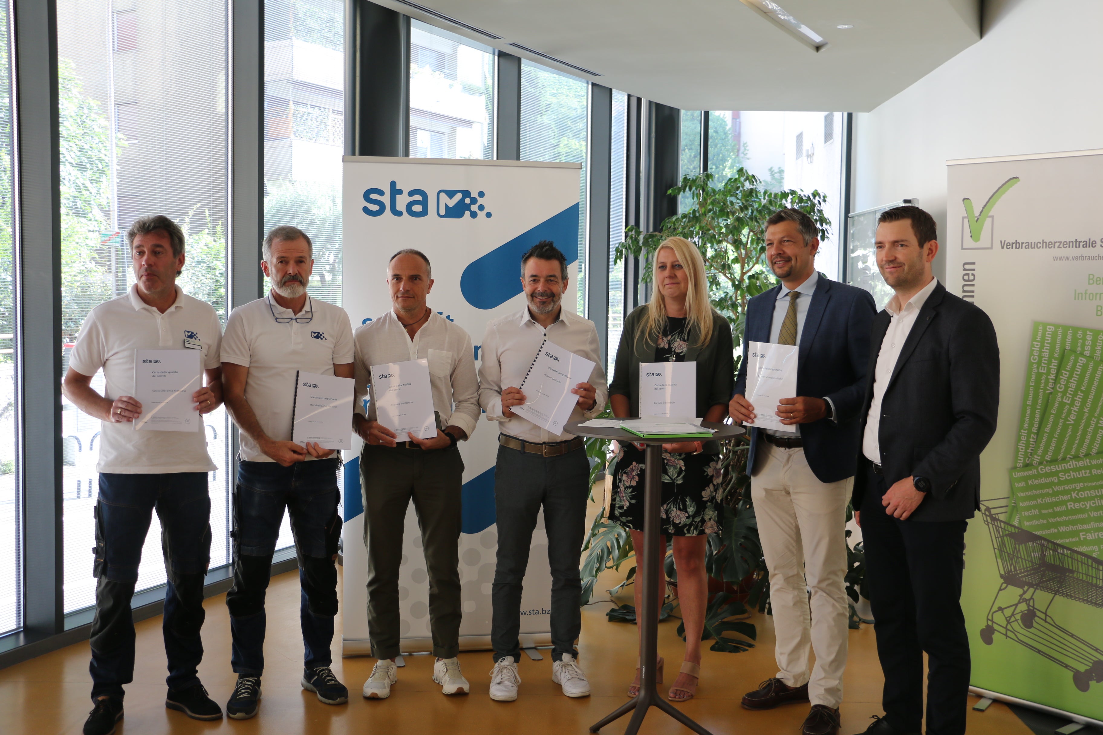 Da sinistra Giorgio Larcher (capo servizio Funicolare della Mendola), Klaus Kofler (capo servizio Funivia del Renon), Marco Stabile, il direttore Sta Joachim Dejaco, Gunde Bauhofer del Ctcu, l'assessore provinciale Daniel Alfreider e il capo Dipartimento Martin Vallazza presentano la nuova carta (Foto: ASP/Patrick Thaler)
