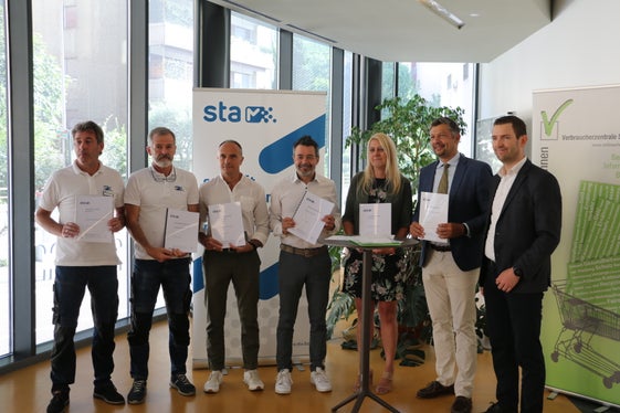 Giorgio Larcher (Betriebsleiter Mendelbahn), Klaus Kofler (Betriebsleiter Rittnerseilbahn), Marco Stabile (Bereichsleiter Rails and Ropes STA), STA-Direktor Joachim Dejaco, Gunde Bauhofer (Geschäftsführerin der Verbraucherzentrale Südtirol), Landesrat Daniel Alfreider und der Chef des Mobilitätsressorts Martin Vallazza präsentieren die neue Charta. (Foto: LPA/Patrick Thaler)
