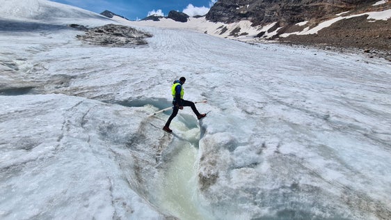 Die neue Schneedecke jeden Winters schützt das Gletschereis und bewahrt es vor dem Abschmelzen während des Sommers. Nach Abschmelzen des Winterschnees setzt die Erosion des darunterliegenden Eises ein, was zum Massenverlust des Gletschers führt. Das Gletscherschmelzwasser fließt in Rinnsalen und Bächen ab; im Bild der Techniker des Landesamtes für Hydrologie und Stauanlagen Herbert Thaler beim Schmelzwasserrinnsal am Rieserferner. (Foto: LPA/Landesamt für Hydrologie und Stauanlagen/Roberto Dinale)