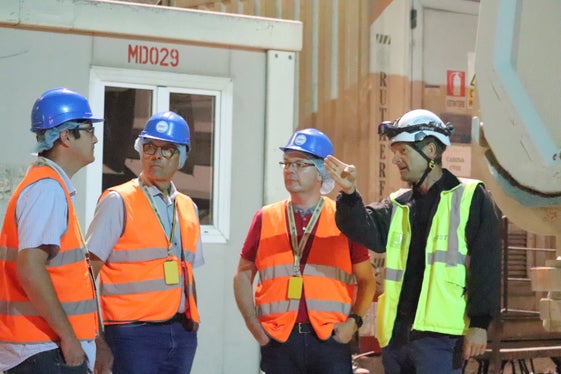 Sicherheit im Brennerbasistunnel: Geologe Stefan Skuk (rechts) erläutert dem Ereignisstab der Industriellen Werke Basel Details (von links): Gerd Heynen, Hanspeter Keller, Florian Lüthy. (Foto: LPA/Maja Clara)