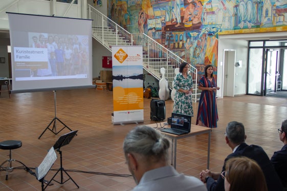 Ariane Prantl vom Elki Kaltern und Silvia Casar von der Ortsstelle des Katholischen Familienverbandes (KFS) gaben einen Überblick, über die Angebote die Familien in Kaltern zur Verfügung stehen. (Foto: LPA/Greta Stuefer)