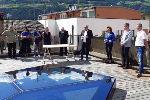 Inaugurato il nuovo centro visitatori del Parco nazionale dello Stelvio a Silandro, avimundus. Assessora Hochgruber Kuenzer (3. da dx): Già importante per l’educazione e sensibilizzazione verso la tutela dell’ambiente, assume un ruolo di rilievo anche come centro di ricerca, di formazione e di documentazione.  (Foto: Lukas Stecher/IDM)