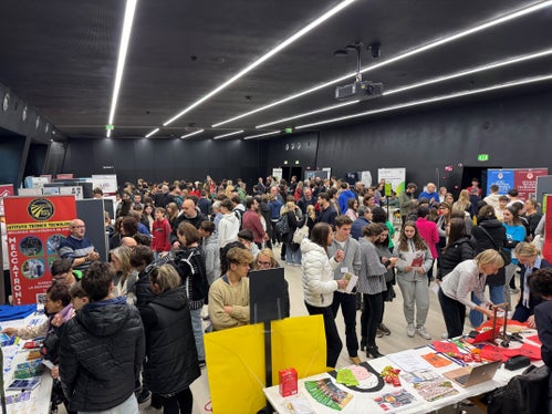 Di recente, molti giovani che stanno concludendo la scuola secondaria di primo grado hanno colto l'occasione per informarsi sul loro futuro visitando gli stand di Orientando (Foto: USP/Ufficio Orientamento scolastico e professionale)