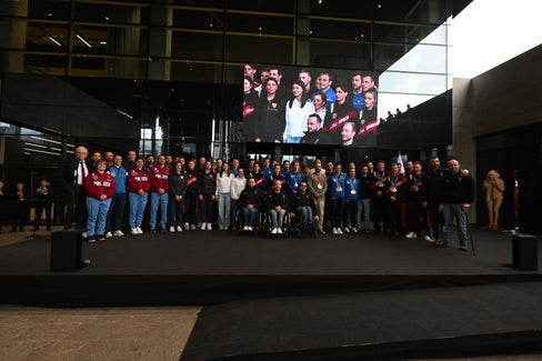 Gruppenfoto im NOI Techpark mit Südtiroler Athletinnen und Athleten, die an den Olympischen und Paralympischen Winterspielen Mailand Cortina 2026 teilgenommen haben. (Foto: LPA/Manuela Tessaro)