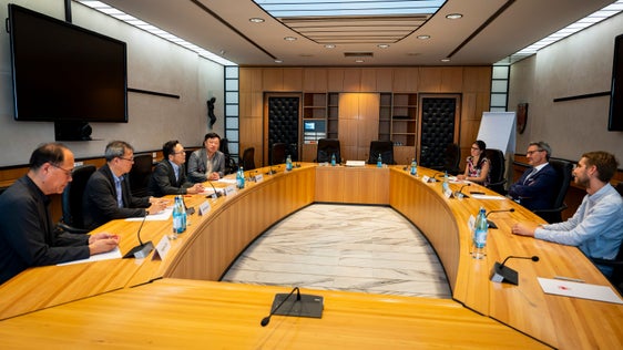 Yonghho Cho (von links), Jae Young Lim, Hyunjin Kwon und  Sangyong Park vom Gangwon-Institute in Südkorea stellten Silvia Obwexer, persönliche Referentin des Landeshauptmannes, Landeshauptmann Arno Kompatscher und Marc Röggla von Eurac Research viele Fragen zur Autonomie in Südtirol.  (Foto: LPA/Fabio Brucculeri)