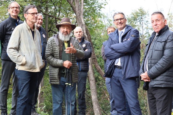 Begutachtung der neuen Sperre oberhalb der Haslachpromenade (von links): der Direktor der Agentur für Bevölkerungsschutz Klaus Unterweger, der in Haslach wohnhafte Gemeinderat Andreas Berger, der ebenfalls in Haslach wohnhafte ehemalige Landesgeologe Ludwig Nössing, Landeshauptmann und Bevölkerungsschutzlandesrat Arno Kompatscher und der Vizebürgermeister der Gemeinde Bozen Stephan Konder. (Foto: LPA/Maja Clara)