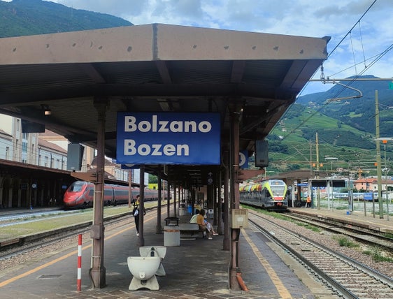 Der Kooperations- und Zuschussvertrag zwischen dem&nbsp;Verkehrsverbund Tirol (VVT)&nbsp;und dem&nbsp;Land Südtirol&nbsp;wird verlängert und damit die grenzüberschreitende&nbsp;Bahnverbindung&nbsp;Innsbruck-Bozen und jene für Bruneck-Lienz. (Foto: LPA/Alessandro Veronesi)