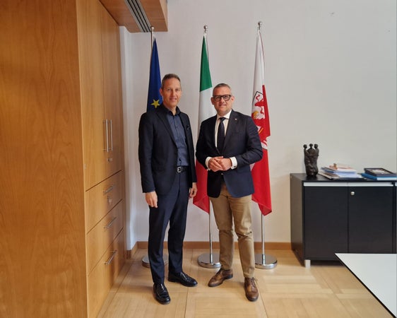 Landesrat Christian Bianchi (rechts) hat mit dem Meraner Bürgermeister Dario Dal Medico die Pläne für den Pferderennplatz erörtert.  (Foto: LPA/Gianluca Crocco)