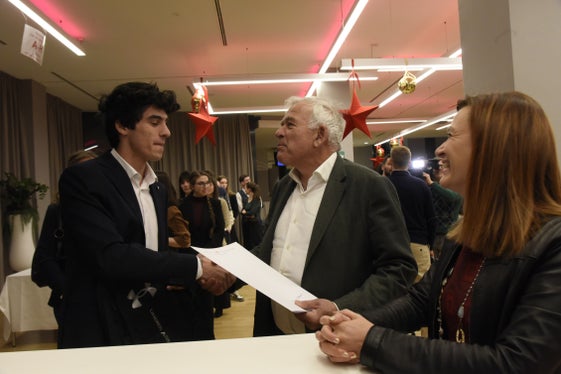 Heiner Oberrauch, Presidente dell'Assoimprenditori Alto Adige, e Sigrud Falkensteiner, Direttore della Scuola Provinciale, hanno consegnato ai giovani gli attestati di riconoscimento. (Foto: Fondazione Cassa di Risparmio/Ochsenreiter)