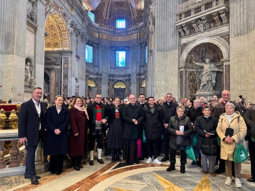Una delegazione di circa 200 persone provenienti da Ultimo, San Pancrazio e Lagundo, nonché la vicepresidente Rosmarie Pamer (terza da sinistra) e il vescovo Ivo Muser (sesto da sinistra) hanno partecipato ai festeggiamenti per la consegna dell'albero di Natale altoatesino a Roma. (Foto: USP/Katharina Fleischmann)