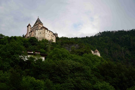 Per la seconda volta dopo la prima nel 2024, Castel Trostburg ha fatto da cornice a questa serata letterario-musicale dell'Euregio. (Foto: USP/Guido Steinegger)