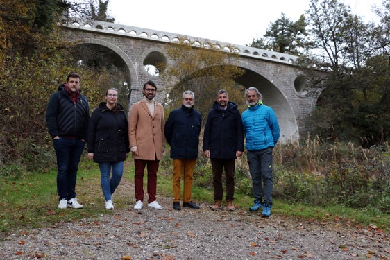 Abteilungsdirektor Philipp Sicher, Vizebürgermeisterin Roswitha Kröss, Christoph Holzner, Georg Lösch, Landesrat Daniel Alfreider und Thomas Knoll beim Lokalaugenschein bei der Brücke Naraun auf der Staatsstraße auf den Gampenpass. (Foto: LPA/Ingo Dejaco)