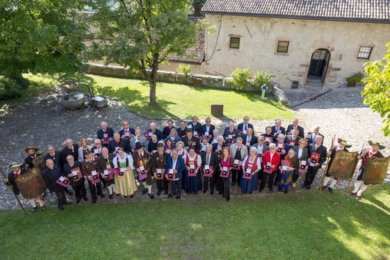 Il 14 settembre, 64 persone provenienti dal Tirolo e dall'Alto Adige hanno ricevuto la croce al merito a Castel Tirolo. (Foto: Land Tirol/Sedlak)