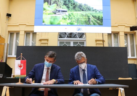 LR Alfreider (l.) und SASA-Präsident Morandi unterzeichnen den neuen SASA-Dienstvertrag (Foto: LPA/Ingo Dejaco)