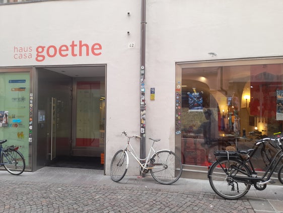 Attraverso il bilancio di previsione approvato quest'anno dalla Giunta, sono stati stanziati circa 12,6 milioni di euro per le spese correnti delle organizzazioni giovanili in Alto Adige. Nella foto, la “Haus Goethe”, inaugurata sei anni fa in via Goethe a Bolzano, con quattro uffici di organizzazioni giovanili e spazi comuni. (Foto: USP/Maja Clara)