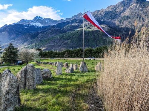 Immagine del mese di aprile 2026: progetto artistico SteinZeit con 101 massi di pietra a Lagundo. (Foto: USP/Martin Geier)