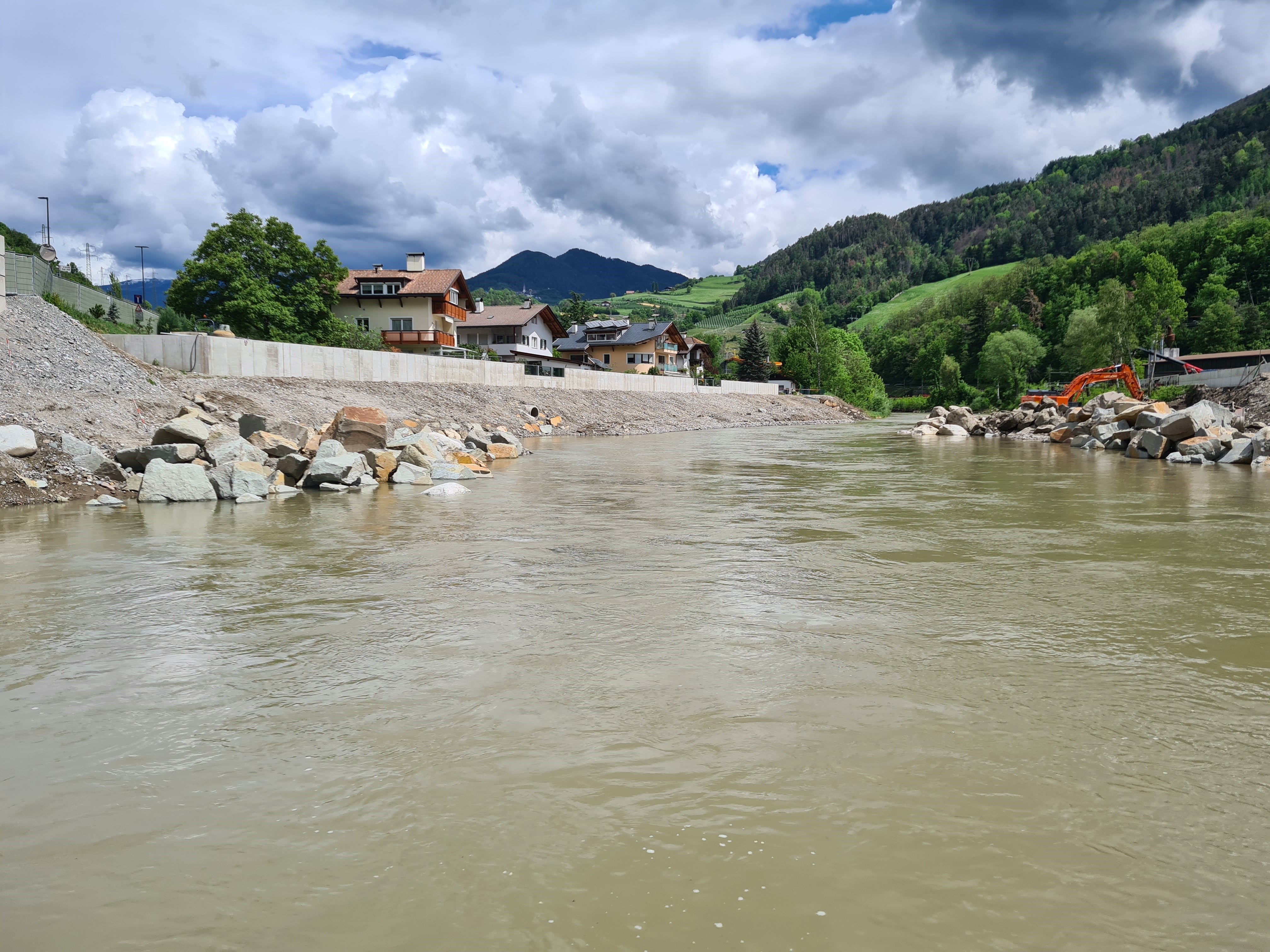 I nuovi muri appena costruiti garantiscono la protezione dalle inondazioni a destra e a sinistra del fiume Isarco, a nord di Chiusa (Foto: Ufficio Sistemazione bacini montani Nord)