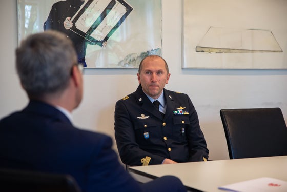 Dal cordiale incontro con il colonnello Bolzan è emersa la piena intesa su una presenza&nbsp;in Alta Val Pusteria,&nbsp;nel rispetto del paesaggio, di questa struttura dell'Aeronautica Militare, ha commentato Kompatscher.  (Foto: ASP/Greta Stuefer)