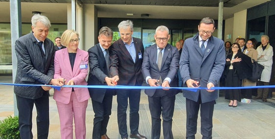Bei der Einweihung: Alberto Conci, Direktor der Landesschule für Sozialberufe “Emmanuel Lévinas”), die Direktorin der Landesberufsschule “Guglielmo Marconi” Diana Palumbo, Hauptschulamtsleiter Vincenzo Gullotta, der Direktor der Abteilung Berufsbildung Giuseppe Delpero und die Landesräte Christian Bianchi und Marco Galateo. (Foto:LPA/Thomas Laconi)