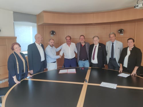 Bei der Unterzeichnung des Partnerschaftsvertrags: (v.l.) die Anwältin des Landes, Alexandra Roilo, Kurt Thaler (Abteilungsleiter für Vermögensverwaltung), Daniel Bedin, Hans Krapf, Landesrat Massimo Bessone, Dieter Knoll und die Rechtsanwälte Gerhard Brandstätter und Karin Mussner (Foto: LPA/Landesabteilung Vermögensverwaltung)