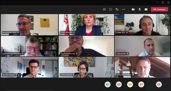 Garantire la qualità e la varietà dei servizi di assistenza è stato il tema centrale di una videoconferenza tenuta dal Presidente Kompatscher e dall'assessora Deeg con i rappresentanti delle parti sociali e dei gruppi di interesse. (Foto: LPA/Carmen Kollmann)