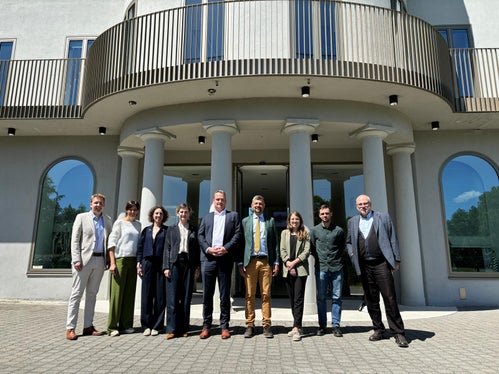 Der Referent für internationale Organisationen und europäische Angelegenheiten der Deutschsprachigen Gemeinschaft in Belgien Leon Frankenberg (im Bild von links), die Abgeordnete der Deutschsprachigen Gemeinschaft, Kathy Elsen, die Koordinatorin der Arbeitsgruppe Bildung in der FUEN, Myriam Hilout, die FUEN-Generalsekretärin Éva Adél Pénzes, Ministerpräsident Oliver Paasch, Landeshauptmann-Stellvertreter und Vizepräsident der FUEN, Daniel Alfreider, die Abgeordnete der Deutschsprachigen Gemeinschaft Liesa Scholzen, der Politologe und Referent der Deutschsprachigen Gemeinschaft,  Grégory Dalbert und der Abgeordnete Freddy Cremer. (Foto: LPA/Abteilung für ladinische Bildung und Kultur)