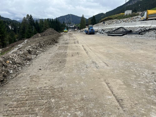 Assieme al risanamento della strada è prevista anche la realizzazione di un percorso pedociclabile, come sottolinea l'assessore provinciale Daniel Alfreider. (Foto: USP/Dipartimento Infrastrutture e Mobilità)