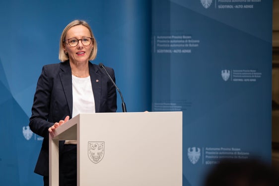 "Mit dem neuen Bereichsvertrag für den Landesdienst setzen wir einen weiteren Schritt zur Aufwertung des öffentlichen Dienstes. Wichtige Berufsprofile werden gestärkt, und mit der Vorstreckung der Abfertigung wird eine lang erwartete Maßnahme für die Bediensteten nun konkret", betont Personallandesrätin Magdalena Amhof. (Foto: LPA/Greta Stuefer)