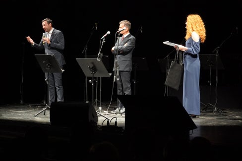 Storie di successo, con uno sguardo al futuro. La scuola italiana ha celebrato al Teatro Comunale l'avvio del nuovo anno: Nella foto (da destra) la moderatrice Chiara Sartori, il sovrintendente scolastico Vincenzo Gullotta e l'assessore provinciale all'Istruzione Marco Galateo. (Foto: Direzione Istruzione e Formazione italiana)