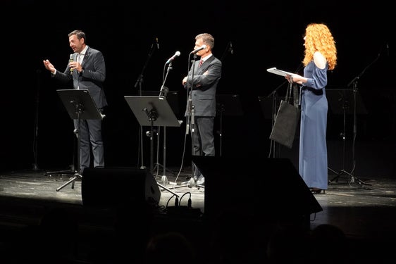 Storie di successo, con uno sguardo al futuro. La scuola italiana ha celebrato al Teatro Comunale l'avvio del nuovo anno: Nella foto (da destra) la moderatrice Chiara Sartori, il sovrintendente scolastico Vincenzo Gullotta e l'assessore provinciale all'Istruzione Marco Galateo. (Foto: Direzione Istruzione e Formazione italiana)