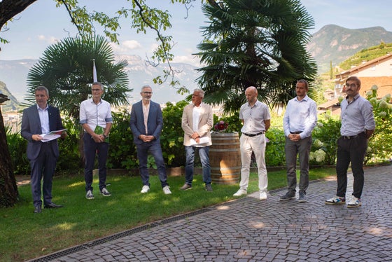 Alcuni di essi sono stati presentati, la maggior parte dei dati si trova nella Relazione agraria e forestale 2023. Da sinistra a destra: l'assessore provinciale Luis Walcher, il direttore di Ripartizione Günther Unterthiner, Michael Oberhuber (Centro di Sperimentazione Laimburg), Stefano Endrizzi (Servizio fitosanitario), Peter Mair (Scuole professionali), Andreas Agreiter (Agenzia Demanio provinciale) e Hannes Schuler (Libera Università di Bolzano). (Foto: ASP/Greta Stuefer)