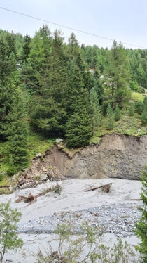 Nella foto: grave cedimento dell'argine del rio Solda (Foto: ASP/Ufficio Sistemazione bacini montani ovest)