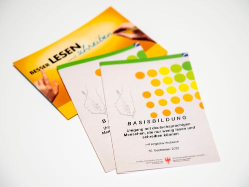 Was tun, wenn deutschsprachige Erwachsene Gebrauchs- und Sachtexte nicht verstehen? Mit einem Unterstützungsangebot wollen das Landesamt für Weiterbildung und die KVW Bildung Betroffenen helfen. (Foto: LPA/Landesamt für Weiterbildung)