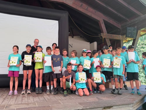 Die Ausbildung Junior Ranger Naturparks Südtirol 2026 fand in den&nbsp;drei Naturparks Schlern-Rosengarten,&nbsp;Puez-Geisler&nbsp;und&nbsp;Rieserferner-Ahrn&nbsp;statt - im Bild die Junior Ranger des Naturparks Puez-Geisler mit Florian Zerzer, Direktor der Landesabteilung Natur, Landschaft und Raumentwicklung und Marlene Pfeifer vom Naturparkhaus Puez-Geisler. (Foto: LPA/Landesamt für Natur)