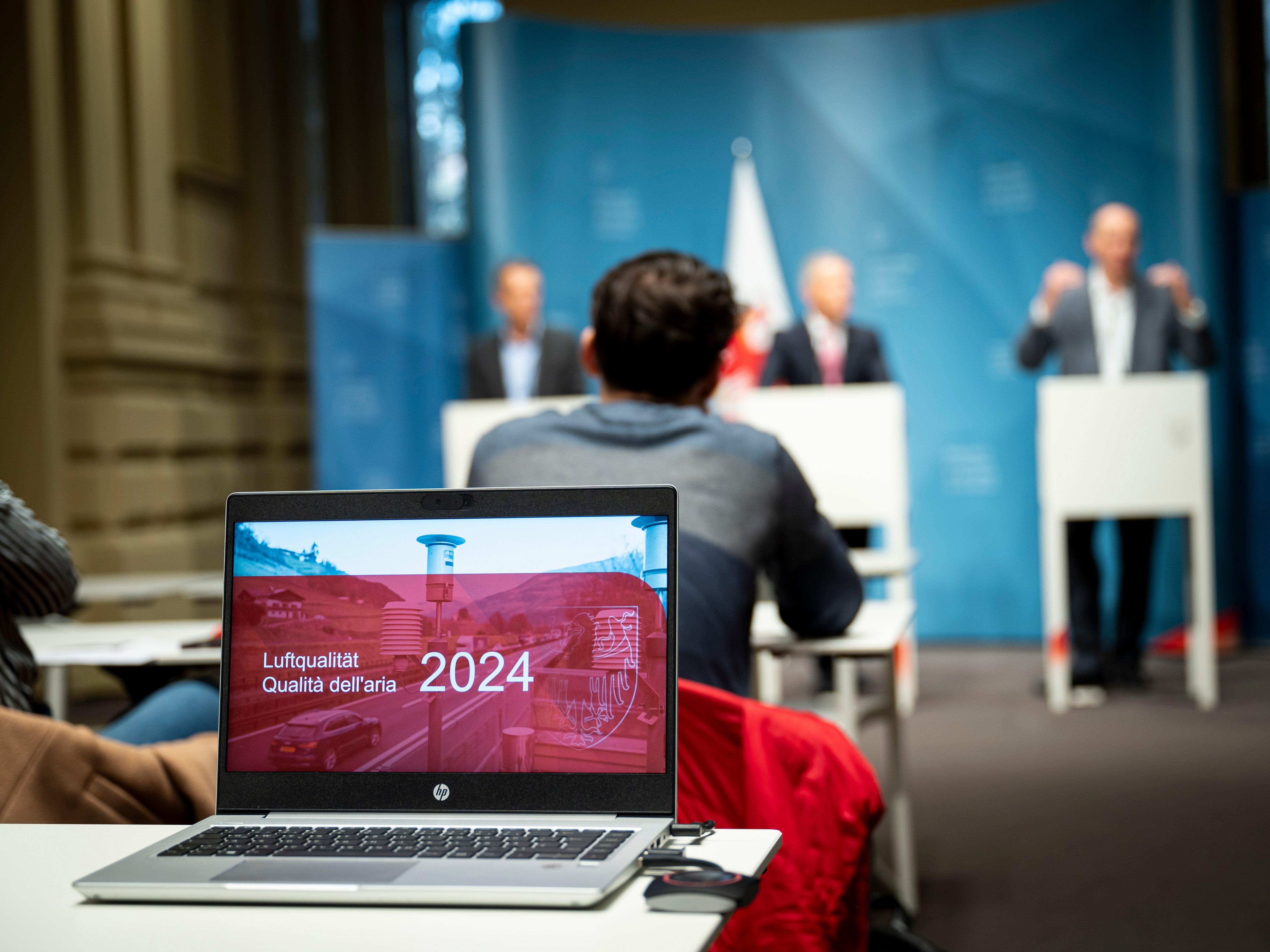 Die Messdaten 2024 und die Maßnahmen des Landes standen im Mittelpunkt der Pressekonferenz zur Luftqualität in Südtirol mit Landesrat Peter Brunner in Bozen. (Foto: LPA/Fabio Brucculeri)