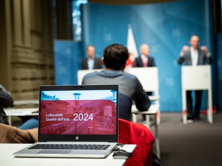 Die Messdaten 2024 und die Maßnahmen des Landes standen im Mittelpunkt der Pressekonferenz zur Luftqualität in Südtirol mit Landesrat Peter Brunner in Bozen. (Foto: LPA/Fabio Brucculeri)