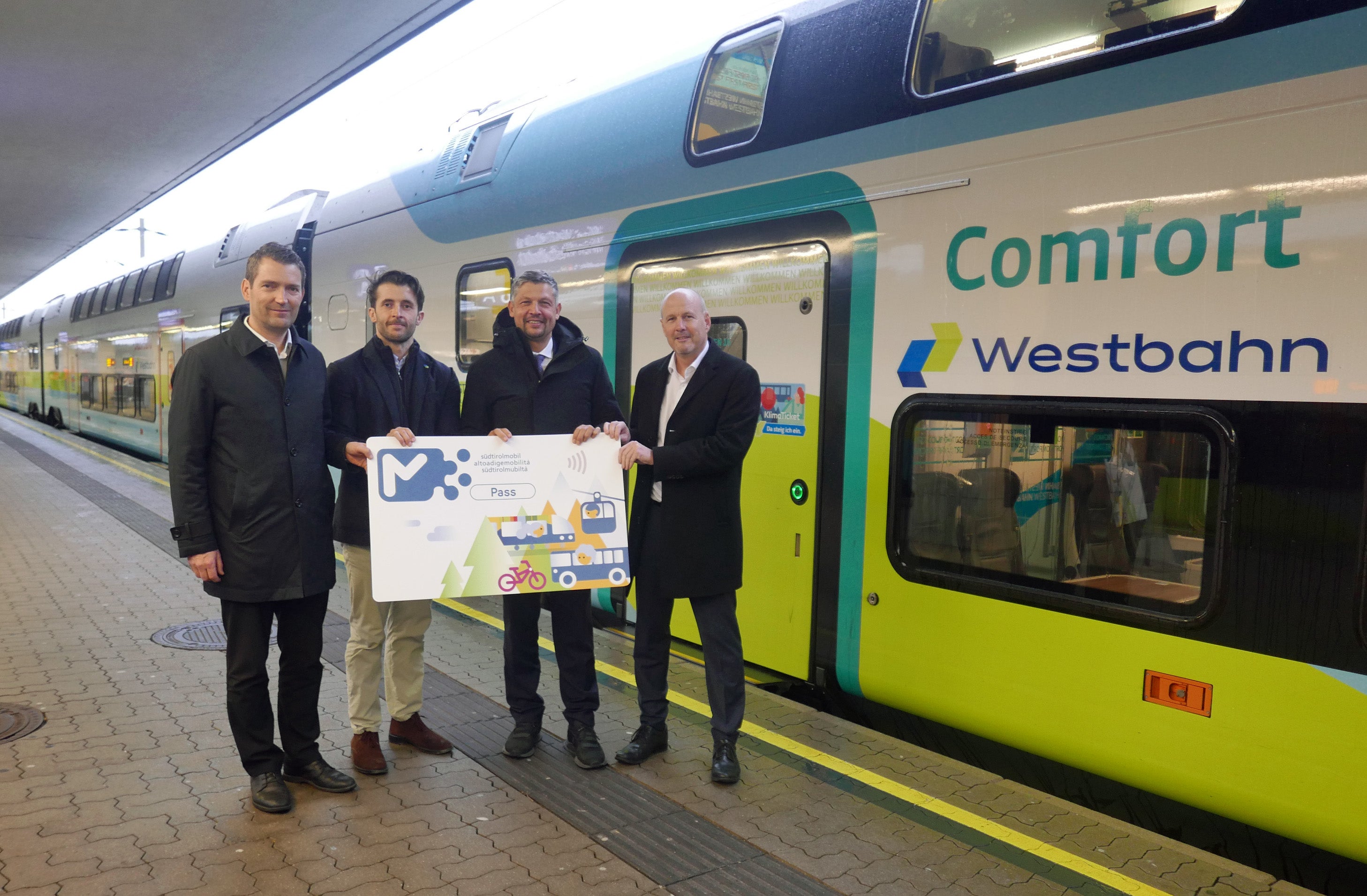 Da sinistra a destra, il direttore del Dipartimento Infrastrutture e Mobilità Martin Vallazza, il dirigente di Westbahn Marco Ramsbacher, l'assessore provinciale alla Mobilità e alle Infrastrutture Daniel Alfreider e il dirigente di Westbahn Thomas Posch, che si sono incontrati per discutere di collegamenti ferroviari diretti tra Alto Adige e Austria e delle convenzioni di cui poter usufruire sulla rete Westbahn con il pass altoadigemobilità. (Foto: USP/Ingo Dejaco)