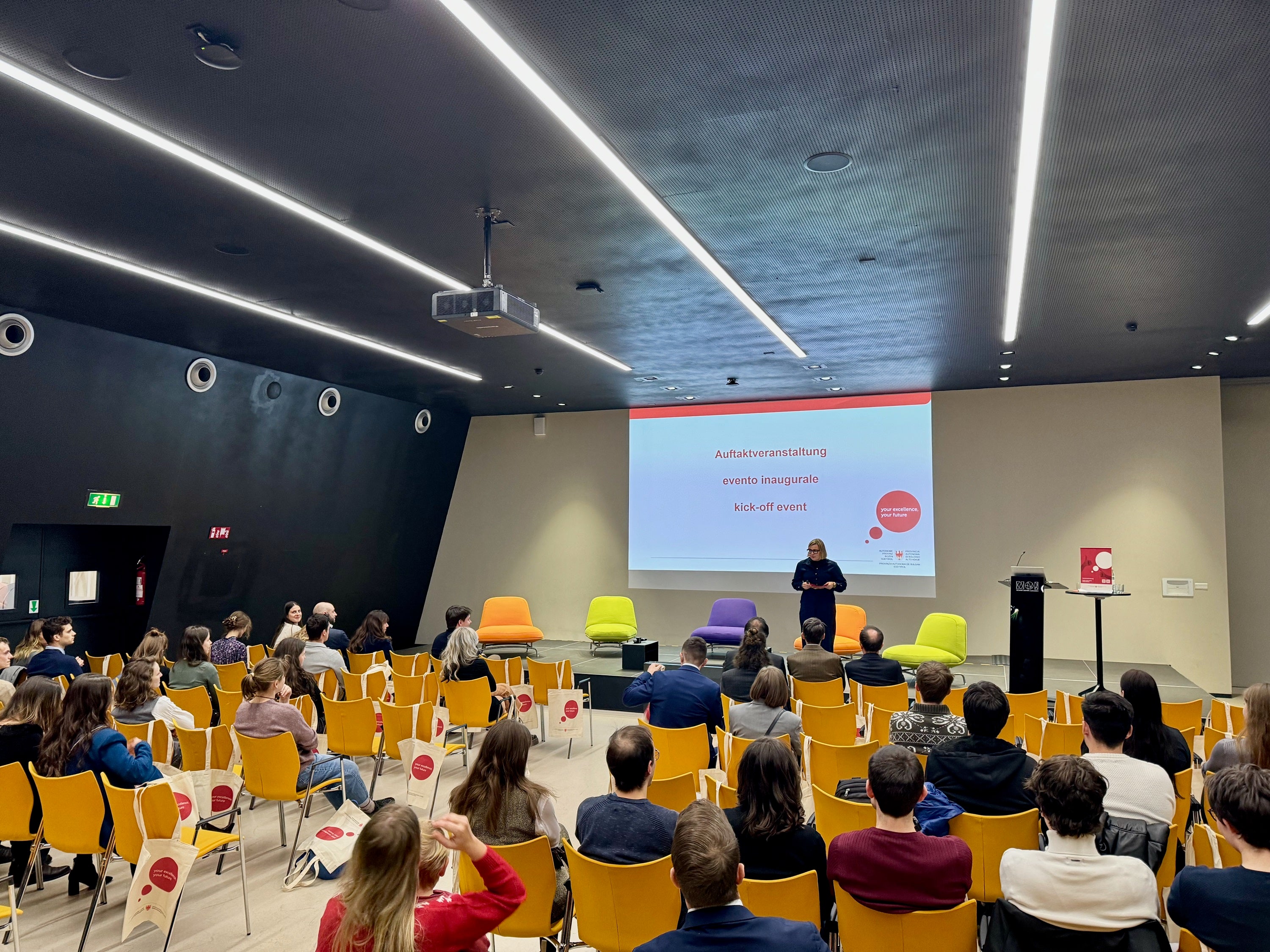 A dicembre, presso il NOI Techpark di Bolzano, si è tenuto il primo incontro di networking dedicato ai beneficiari delle borse di studio. (Foto: Ufficio per il diritto allo studio universitario/Marieke Volgger)