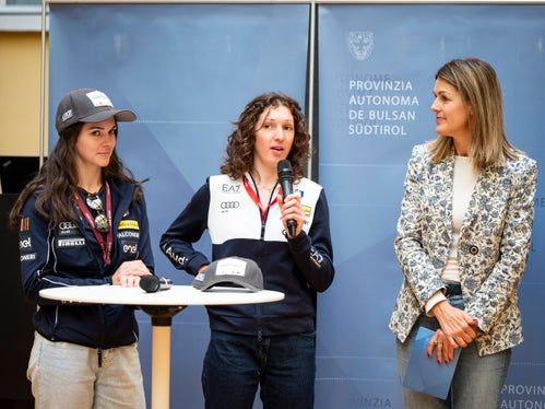 Guardano con entusiasmo ai Giochi Olimpici Invernali del 2026: le saltatrici con gli sci della Val Gardena Lara e Jessica Malsiner (nella foto con la direttrice dell'Ufficio stampa e comunicazione Claudia Messner, che ha moderato la presentazione dell'annuario sportivo 2024). (Foto: USP/Fabio Brucculeri)