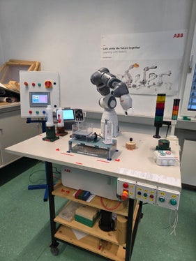 Il team di lavoro del Mattei partecipa alla competizione con una macchina automatica robotizzata ABB dotata di PLC Siemens, frutto di un intenso lavoro laboratoriale e di progettazione tecnica. (Foto: Scuola Professionale Mattei Bressanone)