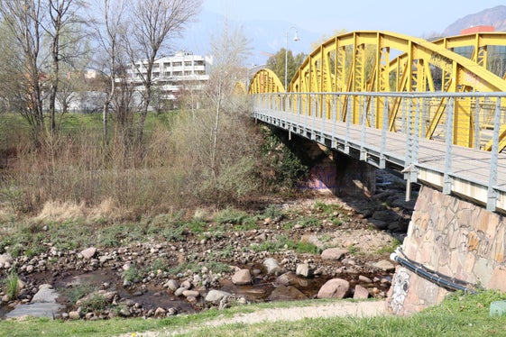 Il ponte giallo a Bolzano, poco prima della confluenza del fiume Isarco. Anche in questo caso la carenza di piogge ha drasticamente abbassato il livello dell'acqua (Foto: ASP/Gianluca Crocco) 
