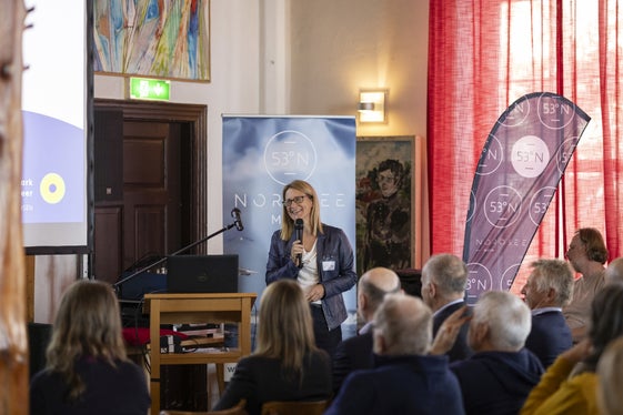 Elisabeth Berger, Koordination Dolomiten Unesco Welterbe in der Landesabteilung Natur, Landschaft und Raumentwicklung, berichtete in Dangast in Niedersachsen von den Herausforderungen im Weltnaturerbe Dolomiten. (Foto: Tourismus-Agentur Nordsee GmbH)
