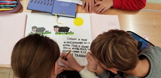 Un dono speciale al “San Maurizio” di Bolzano. Il calendario d’Avvento realizzato dai bambini della scuola primaria “Galilei” di Merano come simbolo di speranza (Foto: ASP/Direzione istruzione e formazione italiana)