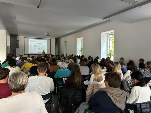 An die 100 Lehrerinnen und Lehrer für das Fach Geographie&nbsp;in Bozen nahmen an der Vorstellung des dritten Bandes der Reihe Diercke Geographie für Südtiroler Mittelschulen im Rahmen einer Fortbildungsveranstaltung der Pädagogischen Abteilung der Deutschen Bildungsdirektion am 9. Oktober im Landhaus 11 in Bozen teil. (Foto: LPA)