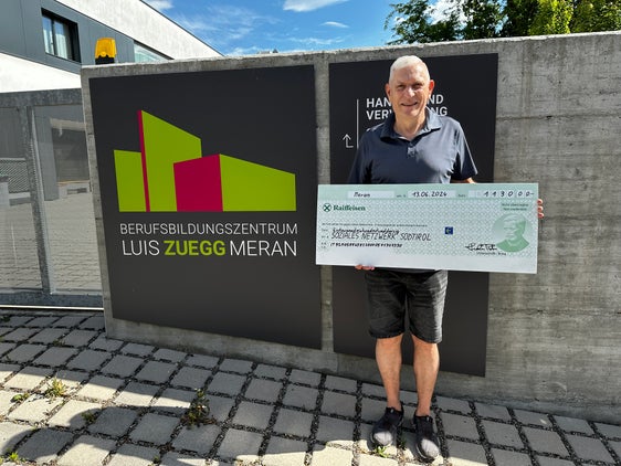 La campagna di raccolta fondi "Pane per Betlemme" della Scuola professionale provinciale per il commercio, l'artigianato e l'industria Ing. Luis Zuegg si è conclusa ufficialmente alla fine dell'anno scolastico e la somma raccolta, pari a 1130 euro, è stata trasferita all'associazione Rete sociale dell'Alto Adige; nella foto l'insegnante di religione Peter Thaler, che ha condotto la campagna. (Foto: ASP/Scuola professionale provinciale per il commercio, l'artigianato e l'industria Ing. Luis Zuegg)